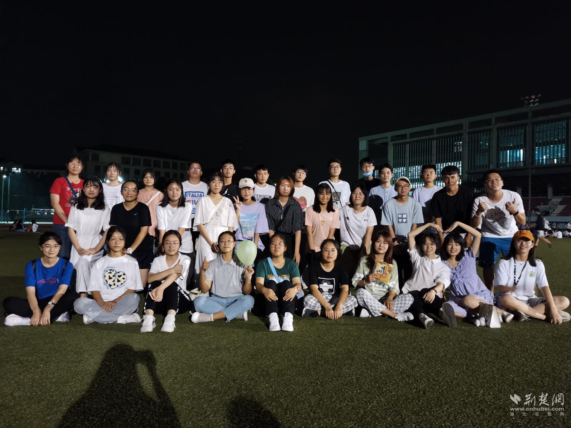 龙敬文与班级同学.jpg.jpg