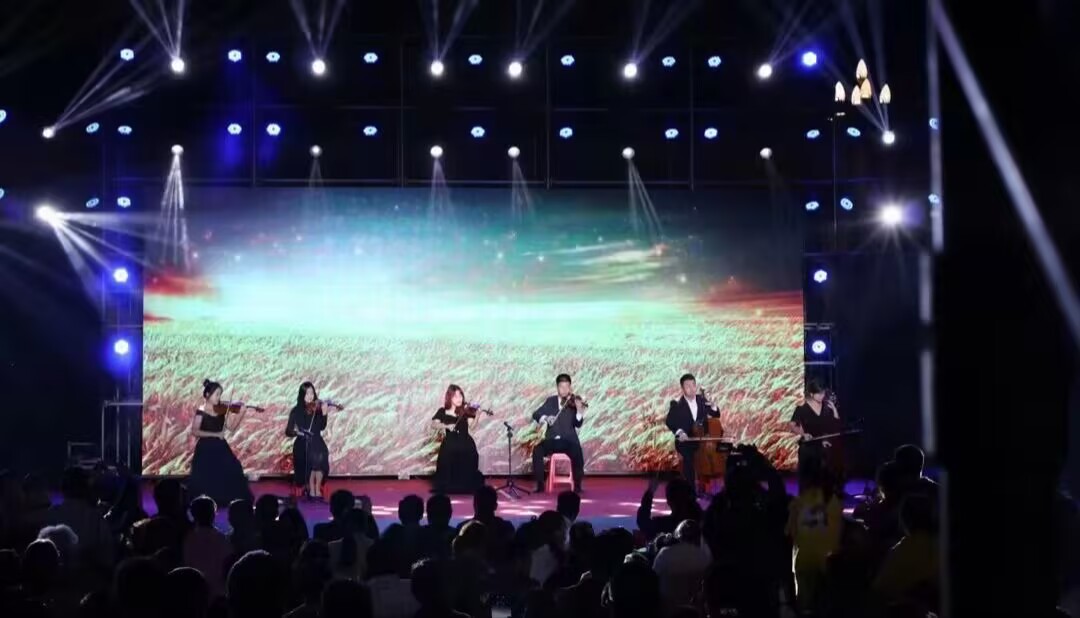 石雨柔参加“中国农民丰收节”演出.jpg