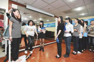 重庆跟美女干上了?-荆楚网 www.cnhubei.com