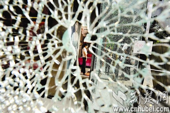武汉南湖花园4家门面玻璃破裂 疑似遭气枪袭击