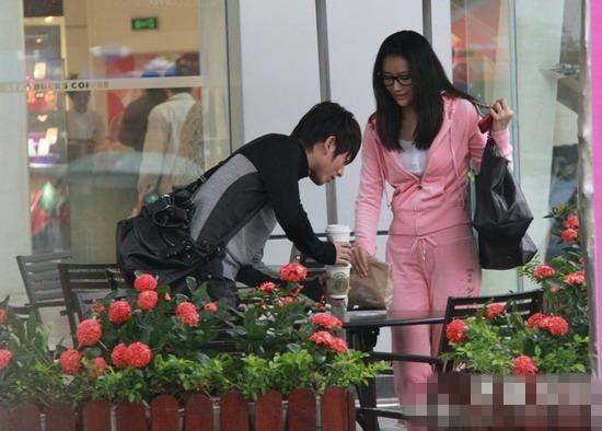 韩寒赵卓娜<em>婚外情</em>曝光 神仙姐姐PK黄脸婆(图)