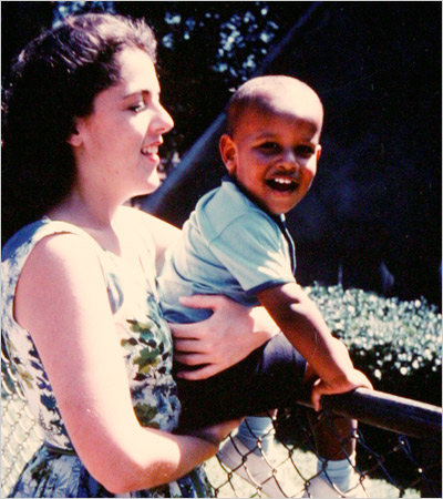 孩提时的奥巴马与母亲苏托洛