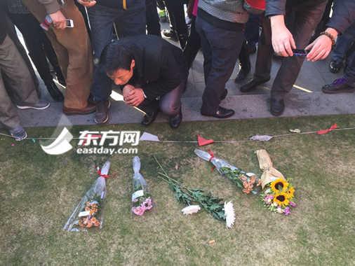 上海外滩发生踩踏事故市民为逝者献花祈福