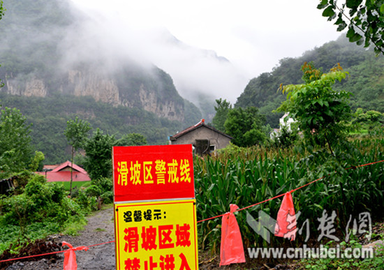 当地政府在滑坡体周围设立警戒线,严禁人员进入,安排专人守候24小时