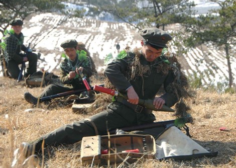 朝鲜士兵加紧军事操练伪装行头曝光 网友:哪年的枪杆
