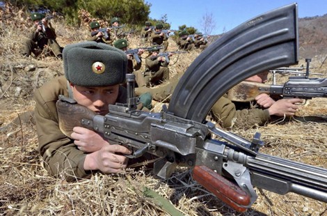 朝鲜士兵加紧军事操练伪装行头曝光 网友:哪年的枪杆