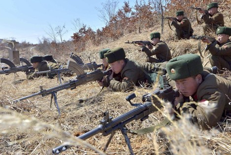朝鲜士兵加紧军事操练伪装行头曝光 网友:哪年的枪杆