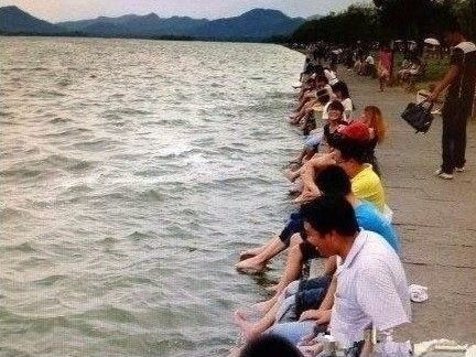 中国游客卢浮宫水池泡脚被批素质低 网友还原照片多数系外国人(组图)