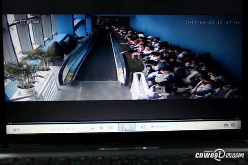 西安小学生踩踏致19伤 园方公布监控视频(图)