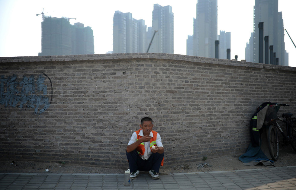 “晒馒头当干粮”只为省钱给老伴感动众人:环卫工人辛酸记(高清组图)