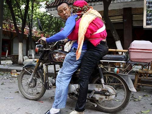 "地震背妻男"不实报道引发媒体信任危机