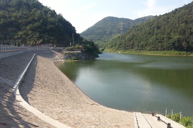 [咵湖北]动车断电乘客砸窗透气 女生整容求职遇"撞脸"