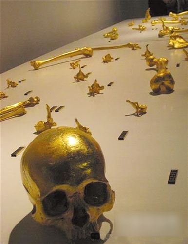 深圳当代雕塑艺术展上的黄金骷髅空中巨鲸