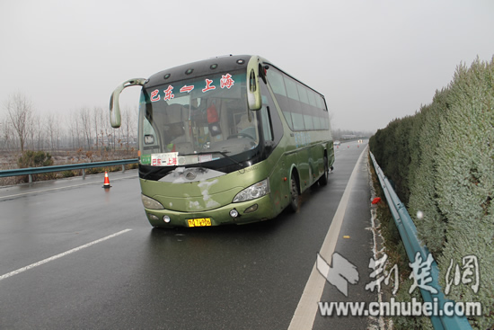 春运累"趴"长途客车 高速路上跑断轴