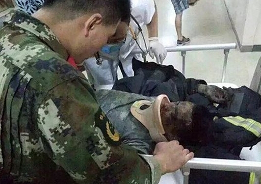 天津爆炸多名武警牺牲身体焦黑 战士边哭边灭火(图)