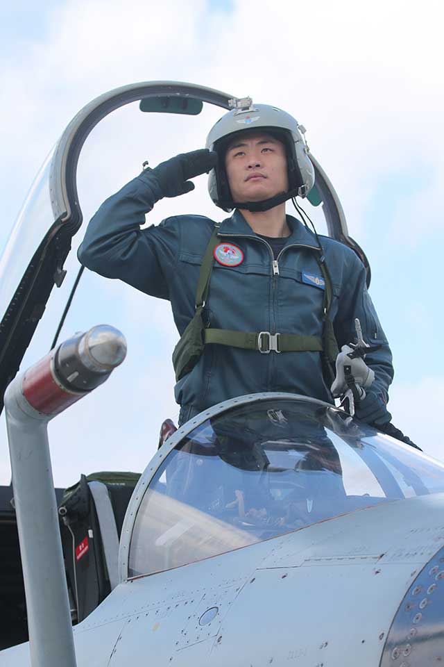 中国男飞行员照片图片