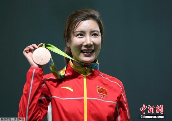 杜丽展示自己获得的铜牌.