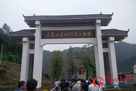 记者们走进板桥镇娄山关村"农民工返乡创业一条街"