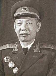 图为:1955年,罗通被授少将军衔