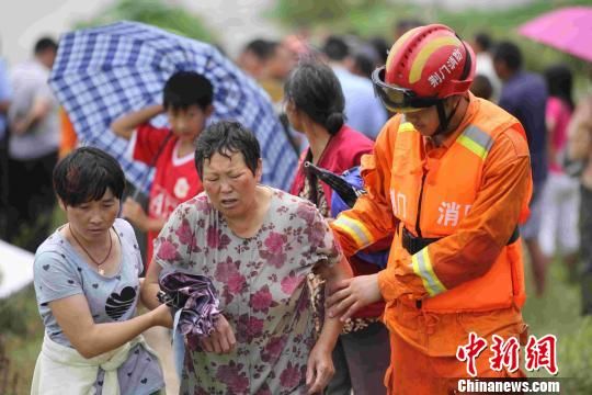 因道路阻斷無法通行,湖北荊門市消防支隊政委