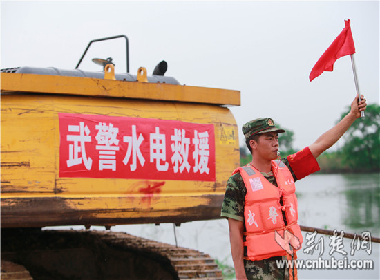 溃口现场的旗语哨声 直击浪尖上的"排头兵"(图)
