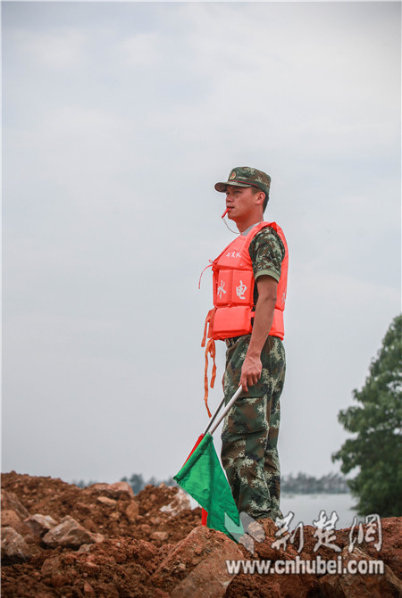 溃口现场的旗语哨声 直击浪尖上的"排头兵"(图)