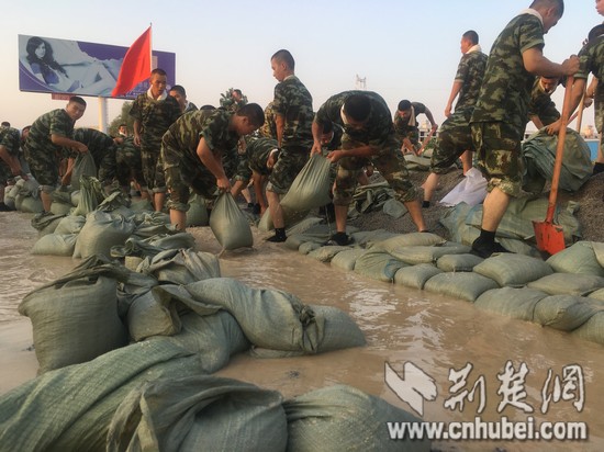 孝感市府环河与沦河救援现场:泥水浸湿武警战士(图)