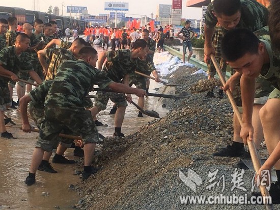 孝感市府环河与沦河救援现场:泥水浸湿武警战士(图)