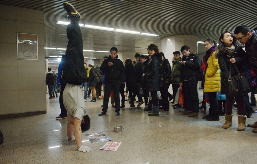 张尚武再次地铁卖艺 张尚武曾被陈光标万元月薪聘用