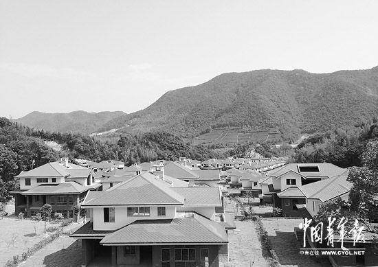 本报记者 徐霄桐摄   浙江宁波奉化市的黄贤村,早在1984年就被评" "