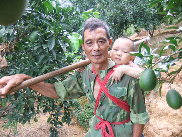 赣县六旬老汉背着病孩踏上五年茫茫求医路(图)